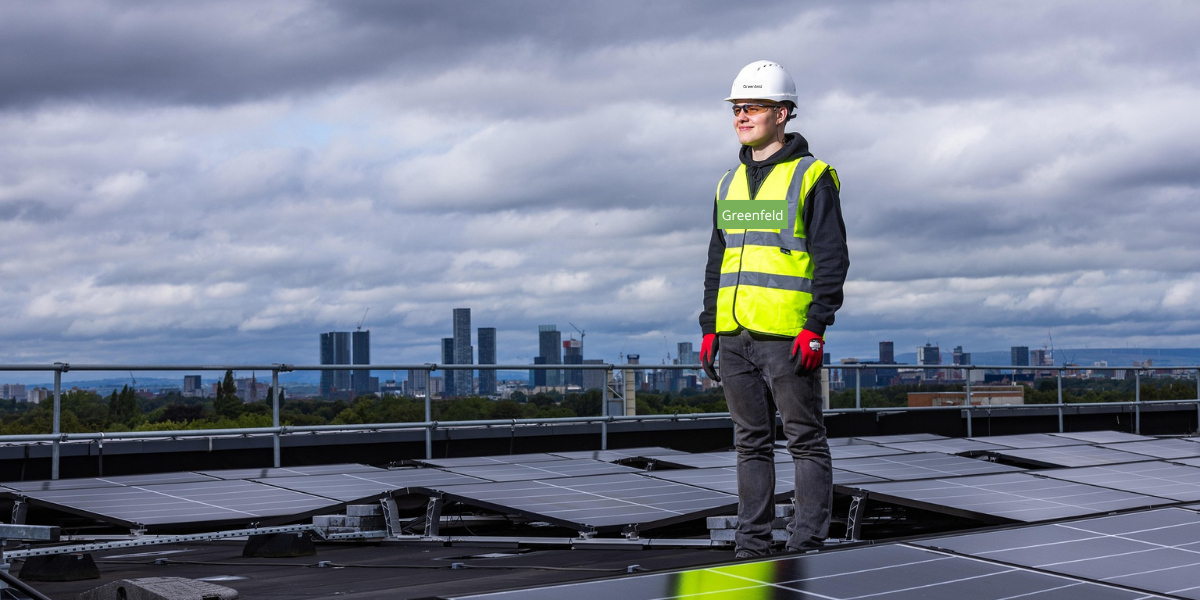 Techniker der Greenfeld GmbH auf einem Dach mit Solaranlage